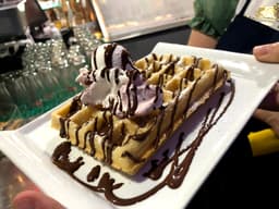 Waffle com gelado e topping